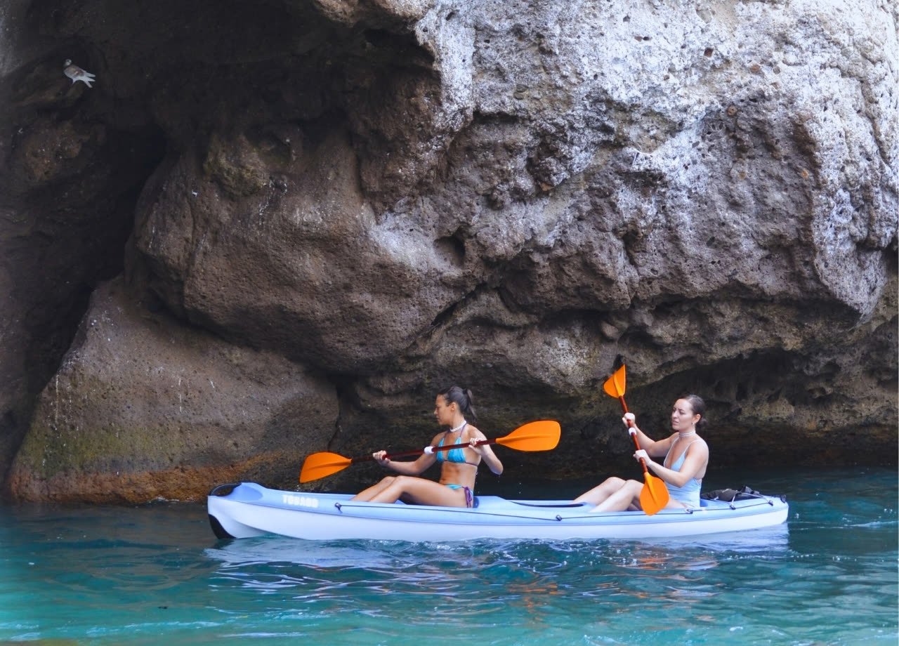 Kayak doble junto a la roca volcánica