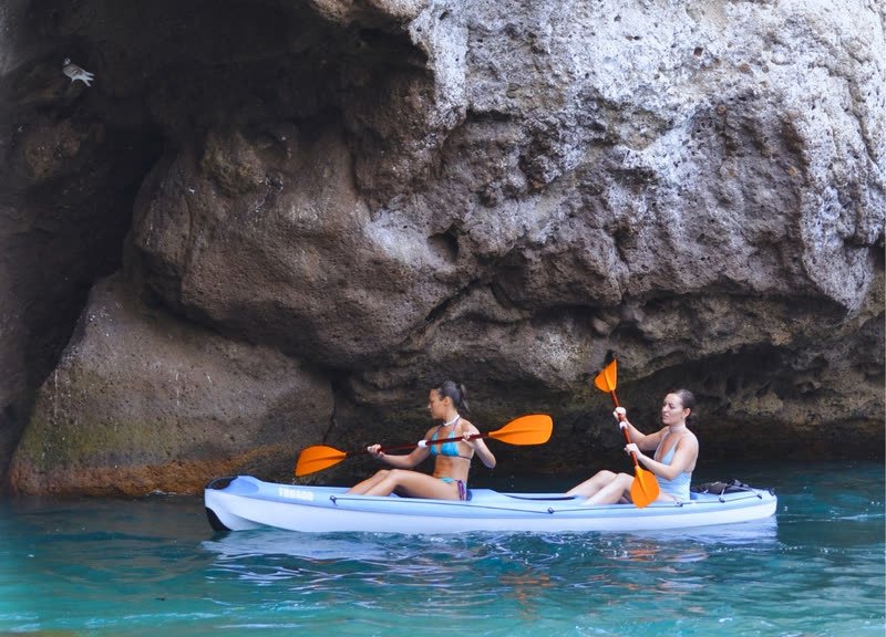 Kayak doble junto a la roca volcánica