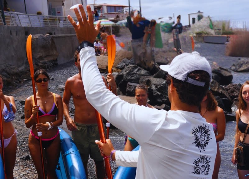 El monitor da la explicación al grupo en la playa antes de salir
